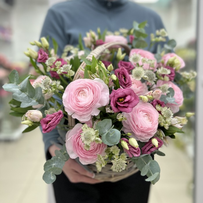 Эустомы и розовые ранункулюсы в корзине